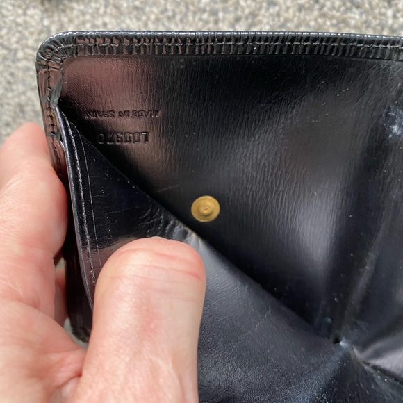 Black Epi Leather compact wallet - Picture 4 of 7